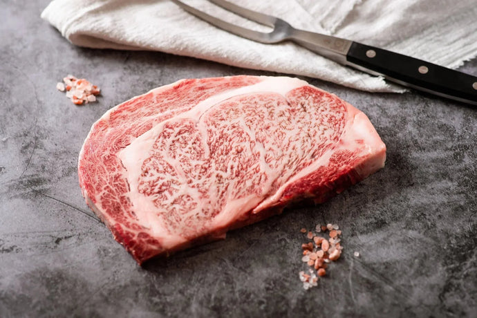 Bife de wagyu marmoreado sobre pedra, com sal rosa