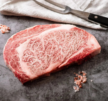 Bife de wagyu marmoreado sobre pedra, com sal rosa